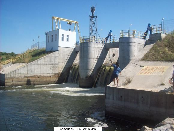 partide pescuit! canalul fuga langa barajul fughiu, loc excelent clean din poza reusit prinda cateva